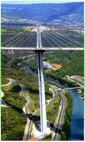 Le pont sera un assemblage de 200 morceaux, longs de 80 mètres chacun et soutenus par 500 pylônes, construits en pleine mer. Le Plus Haut Pont Du Monde Aveyron France Le Plus Haut Pont Du Monde Aveyron France Album Photo Bridge Places To Visit Scenic