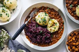 Vegane Kartoffelklosse Mit Pilzgulasch Und Rotkraut Rezept Kartoffelklosse Vegan Hauptgericht Vegetarisch Kochen