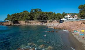 Entièrement rénové au design coloré des bonbons, ses 55 chambres avec terrasse privative, vous invitent à la détente. He Beach Of Boulouris Is Located In A Bend Of The Corniche Esterel Cote D Azur