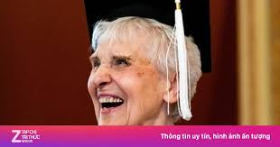 Cụ bà 90 tuổi tốt nghiệp đại học sau 71 năm