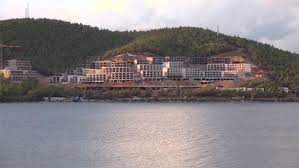 Eğer tercihiniz havuzdan yanaysa titanic deluxe bodrum' da. Agaclandiracagiz Dedikleri Koyda Otel Yukseliyor