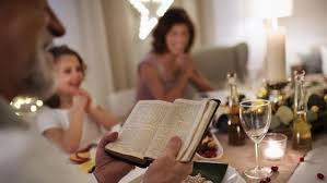 W tym roku tradycyjna wigilia dla osób potrzebujących organizowana przez caritas diecezji kaliskiej, z uwagi na sytuację epidemiczną, przybrała wydawanie potraw wigilijnych i paczek żywnościowych rozpoczęto modlitwą i błogosławieństwem kapłana. Modlitwa Przed Wigilia Ktore Modlitwy Odmawiac Przed Kolacja Wigilijna Uroczystosci Rodzinne Polki Pl