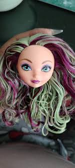 Ayuda 🙏🏽 por fis Deje guardada mi Maddie y ahora que la quería sacar la  encontré así 😥 Le lave el pelito pensando era mugre pero ps no era....  Alguna idea de