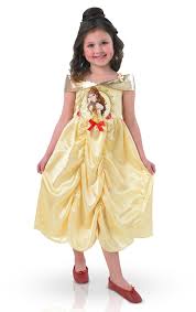 El vestido amarillo tiene un brillo satinado. Pin En Disney Princesas Indumentaria Disfraces Y Cosplays