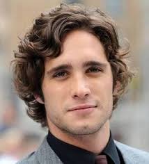 İster kısa ister uzun, ister dalgalı ister yanlar kısa üstler uzun saç olsun hepsi için modeller mevcut! Dalgali Sacli Uzun Sacli Erkekleri Nasil Buluyorsunuz Kizlarsoruyor