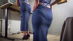 Jeanスカートの熟女秘書が目に見えるパンティーラインをからかう