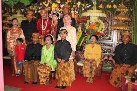 Untunglah admin punya kawan yang pandai berpidato dengan bahasa jawa, dan kini wongcungkup mau membagikan pengalaman membuat naskah pidato berbahasa. Sambutan Pasrah Penganten Kakung Dan Sambutan Tampi Pasrah Penganten Kakung Sesorah Sastra Jawa