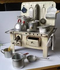 Epingle Par Val Zinc Sur Jouets Anciens Jouet Cuisine Maison De Poupee Poupee
