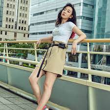 連Julia吳卓源都被征服！New Balance 2020年度巨作：NB327 從賽道走上街頭、展現經典與新潮的碰撞！ | Vogue Taiwan