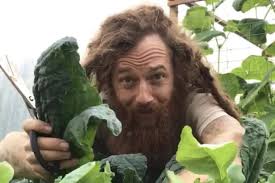 Man lives off-grid in a tree house he built himself in Hawaii