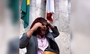 Adrilles usa batom e peruca para criticar projeto contra misoginia