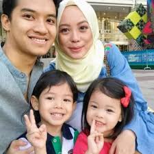 Vivy has been a blogger for 10 years who has been sharing insights about her life and entrepreneurial journey through her personal blog, www.proudduck.com Datuk Fadza Anuar Ceo Fashionvalet Com Encikshino Com