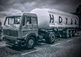 Mercedes Benz Heavy Truck With Hoyer Tank Trailer From 1980 S In Ho Scale Herpa Villanyvitrin Hoscale 1to87 1t Mercedes Truck Old Mercedes Heavy Truck