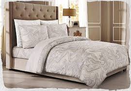 Kahverengi Yatak Odasinda Yatak Ortusu Secimi Bedroom Decor Yatak Yatak Odalari Yatak Ortusu