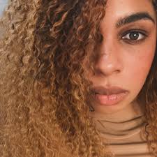 Kendrick Lamar는 올해 그래미에서 가장 많은 수상 아티스트가 되었고, Not Like Us로 5개의 상을 수상했다.