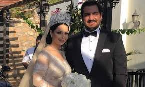 أعلنت الفنانة الأردنية ديانا كرزون عن حملِها، مؤكدةً أنَّها وزوجها الإعلامي معاذ العمري، ينتظران طفلهما الأول، وذلك بعد مرور قرابة 9 أشهر على زواجهما. Ø¯ÙŠØ§Ù†Ø§ ÙƒØ±Ø²ÙˆÙ† ØªØ­ØªÙÙ„ Ø¨Ù…ÙŠÙ„Ø§Ø¯Ù‡Ø§ ÙˆÙ‡ÙƒØ°Ø§ ÙˆØµÙÙ‡Ø§ Ø²ÙˆØ¬Ù‡Ø§ ØµÙˆØ±Ø© Ø§Ù„Ù‚Ø¯Ø³ Ø§Ù„Ø¹Ø±Ø¨ÙŠ