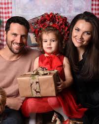 Iubitul meu care nu mai eşti aici. Ce FrumoasÄƒ E SoÅ£ia Lui Adrian Nartea Actorul Principal Din Serialul Vlad Alina Si Adi Au O FetiÅ£Äƒ De 3 Ani Romania News