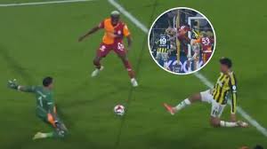 Anulan GOL a Edson Álvarez en el Clásico Turco que daba empate al Fenerbahçe vs Galatasaray (VIDEO)