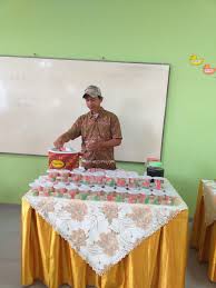 Minuman ini memiliki cita rasa yang manis dan sedikit asin berserat yang diberi dengan es yang diserut membaut minuman ini semakin segar dan nikmat. Makanan Ciri Has Orang Betawi Yaitu Es Selendang Mayang Di Pekayon Kota Bekasi Masih Eksis Teropong Time Indonesia