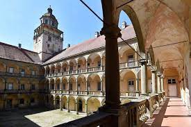 Zámek moravský krumlov je zámek v moravském krumlově v okrese znojmo v jihomoravském kraji.byl postaven před rokem 1240 původně jako zeměpanský hrad, přestavěn na honosnou šlechtickou zámeckou rezidenci byl v polovině 16. Moravsky Krumlov Opravi Ale Ne Kvuli Epopeji Zchatraly Zamek Postavi Na Nohy 135 Milionu Blesk Cz