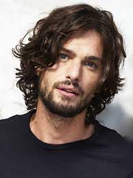 Este es un tipo de corte que se llevó mucho durante la década de los 90, de modo que sabiendo que esta década retro sigue siendo tendencia. 230 Ideas De Cabello Largo Hombres Cabello Largo Hombres Hombres Pelo Largo Estilos De Cabello Hombre