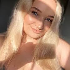 Molly Barham's Instagram, Twitter & Facebook