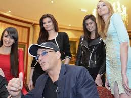 Obwohl die ehe gescheitert war und van damme danach sogar wieder verheiratet war, brachte das schicksal den berühmten athleten dennoch wieder zu gladys. Jean Claude Van Damme In Wien Mit Neuer Action Serie Dubai Force Stars Vienna At