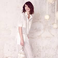 A fines bretelles et à jupe plissée, cette robe de mariée est en voilage satiné. Sessun Lance Sa Collection De Robes De Mariee A Prix Doux Elle