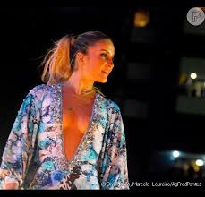 Claudia leitte ethnicity white and birth sign cancer. Claudia Leitte Abusa De Decote E Comemora Show De Reveillon Tirando Ondinha Purepeople