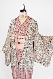 アイボリーをベースにほのかな甘さを楽しみつつも品の良い抑えた色使いで染め出された繊細な草花模様が美しい正絹縮緬のレトロ羽織です 着物 衣類 日本の着物