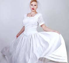Wie man sie auswählt, was sie bedeuten, wo man sie bekommt. Brautkleid Standesamt Grosse Grossen Standesamt Kleid De