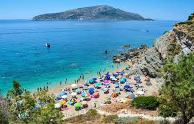 Κατάλληλες και ακατάλληλες παραλίες για κολύμβηση (πίνακες) H Kryfh Paralia Ths Salaminas Mia Fysikh Pisina Poy 8a Sas Xarisei Mia A3exasth Empeiria