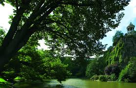 Атмосфера района discover the buttes chaumont park with its lake, its caves and its belvedere. The Top Ten Late Night Parks In Paris