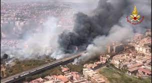 Le fiamme si sono levate altissime. Y1fogkibpurglm