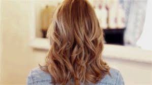 Coiffure en tresse magnifique à l'aide de mèche caramel sur cheveux châtain. Balayage Miel Passez Aux Cheveux Et Meches Couleur Miel
