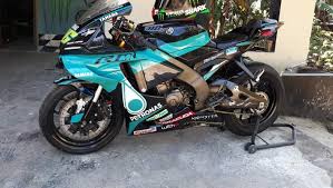 Hedon, vixion old modif jari jari, vixion old modification, yamaha vixion old modifikasi, vixion old dowload koleksi modif cutting sticker old vixion terbaru via botolmodifikasi.blogspot.com. Modifikasi Yamaha Vixion Tampil Sporty Ala Motor Balap Valentino Rossi