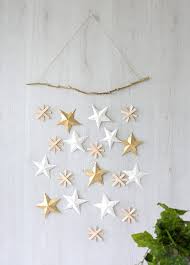 Diy Christmas Pom Pom Stocking And Star Wall Hanging For Winkelen Mag Diy Christmas Star Christmas Diy Christmas Wall Decor