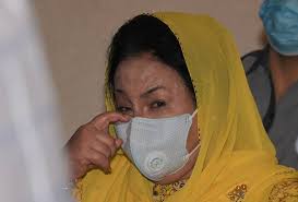 Rosmah mansor was born on december 10, 1951 in kuala pilah, federation of malaya. Rosmah Dan Najib Tiba Di Mahkamah Berselang 5 Minit Astro Awani