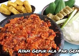 Tumis cabai, bawang merah, bawang putih dan tomat hingga kecokelatan, angkat. Cara Membuat Ayam Gepuk Ala Pak Gembus Enak Resep Dapur Online