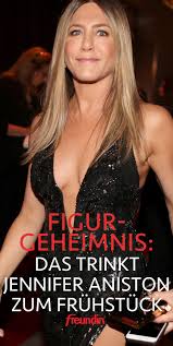The friends actress, 51, was photographed working out in a sports bra and leggings to ­promote wellness brand vital proteins, which ­specialises in powdered collagen products. Figurgeheimnis Das Trinkt Jennifer Aniston Zum Fruhstuck Freundin De Wie Man Schnell Gewicht Verliert Fett Verlieren Gewichtsverlust Herausforderung