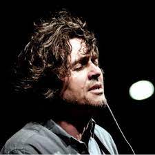 Τα μακρινά ξαδέρφια, ανοιχτή μουσική παρέα που η δράση της ξεκίνησε λίγο πριν το 2000 από το κεντρικό πόλο της ομάδας, τον τραγουδοποιό και. 8odwrhs Kotonias Tap Com Gr