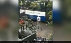 Not your bae ‏ @miss_sundays69 24 июл. Karnataka Cop Cleans Waterlogged Road In Viral Video Hero Says Twitter