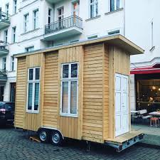 Tinyhouse Alarm In Berlin Kreuzberg Wir Besichtigen Fur Euch Tiny100 Wohnen Auf Kleinem Raum Fur 100 Miete Der Arti Amazing Spaces House Small House