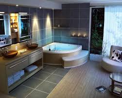 Il nostro assortimento di luci per bagno include lampade moderne e tradizionali, perfette per la parete, per il soffitto, sopra un mobile e attorno agli specchi, per darti tutta la luce di cui hai bisogno senza fastidiosi riflessi. Antonino Illuminotecnica