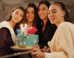 Indir, şimdilerde azize dizisinde boy gösteren indir, hande erçel indir, 'le afili aşk'ın ayşe'si indir, burcu özberk indir, bir araya geldi. Ben Asikken 2015