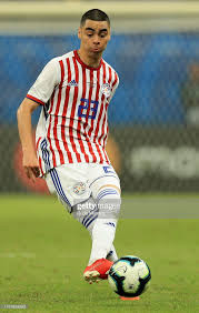 Kariyer sayfasında miguel ángel almirón rejala isimli futbolcunun sezon bazında takımının yer almış olduğu turnuvalardaki maç, gol, asist, sarı kart, kırmızı kart, oyuna girme, oyundan alınma, ilk onbirde. Miguel Almiron Of Paraguay Kicks The Ball During The Copa America Kicks Paraguay Ball