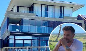 Non sono presenti programmazioni del film escape from spiderhead nei cinema coperti dal nostro servizio. Chris Hemsworth S Gold Coast Beachside Mansion Is Revealed As He Films Escape From Spiderhead Daily Mail Online