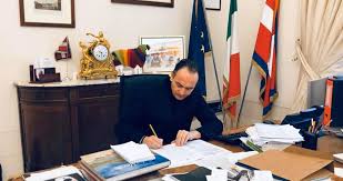 Saranno comunque consentiti, negli stessi giorni, gli spostamenti dai comuni con popolazione fino a 5.000 abitanti, entro trenta chilometri dai relativi confini, con esclusione degli spostamenti verso i capoluoghi di provincia. Piemonte Zona Arancione Spostamenti Negozi Scuole Cosa Cambia