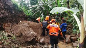 Upaya pemadaman hingga kini masih terus dilakukan. Https News Okezone Com Read 2016 03 17 525 1338544 Bantaran Sungai Pakancilan Longsor Saluran Irigasi Tertutup