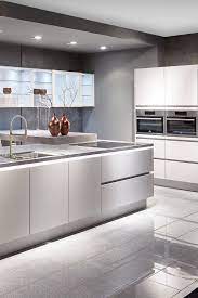 weiss und matt grifflose kuchen konnen unterschiedlich aussehen diese kuche kommt ganz ohne griffe aus kueche kuchen design wohnung kuche kuchen ideen weiss